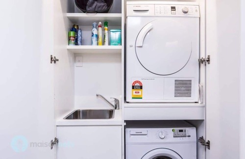City West Apartment | Modern 1 Bedroom Apt With Parking, Walk to ANU