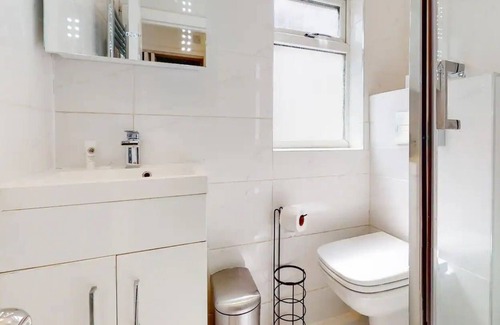 Friern Barnet Apartment | Modern 1 Bedroom Flat 3 Mins to Arnos Grove Tube