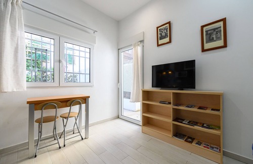 Colonia de la Prensa Apartment | Modern 1-bedroom flat with terrace to relax in Madrid