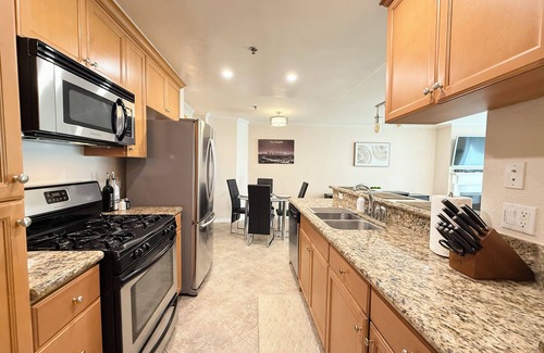 Sherman Oaks Condo | Modern 1-Bedroom LA Condo with 2 Parking Spaces - Prime Sherman Oaks Location