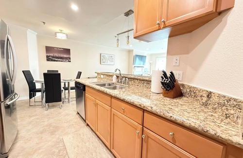 Sherman Oaks Condo | Modern 1-Bedroom LA Condo with 2 Parking Spaces - Prime Sherman Oaks Location