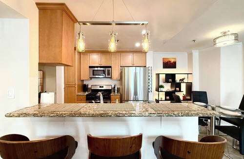 Sherman Oaks Condo | Modern 1-Bedroom LA Condo with 2 Parking Spaces - Prime Sherman Oaks Location