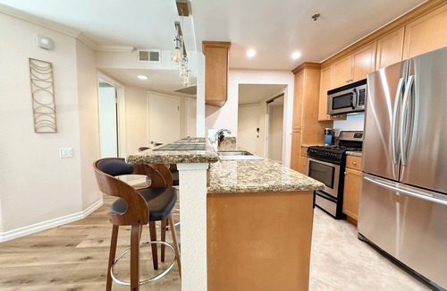 Sherman Oaks Condo | Modern 1-Bedroom LA Condo with 2 Parking Spaces - Prime Sherman Oaks Location
