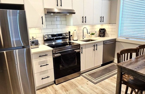 Colwood House | Modern 1-bedroom self contained suite w/Full Kitchen and Air Conditioning