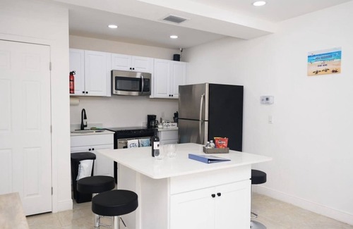 Ortona North Apartment | Modern 1 bedroom w/2 beds sleeps 5 beach access!
