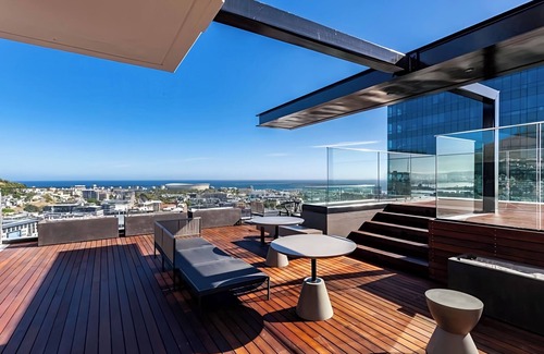 Cape Town City Centre Apartment | Modern 1-bedroom with WiFi, fitness room, rooftop in amazing Cape Town