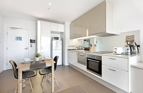 Melbourne Central Business District Apartment | Modern 1-BR Apartment + Seaview!