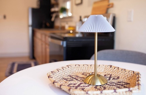 Central Point House | Modern 1 BR Guest House in Central Point, OR. Your ideal Southern Oregon stopover! Features AC, full kitchen, W/D, and dedicated workspace. Quick and convenient access to I-5 and local attractions.