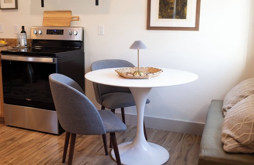 Central Point House | Modern 1 BR Guest House in Central Point, OR. Your ideal Southern Oregon stopover! Features AC, full kitchen, W/D, and dedicated workspace. Quick and convenient access to I-5 and local attractions.