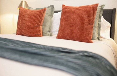 Central Point House | Modern 1 BR Guest House in Central Point, OR. Your ideal Southern Oregon stopover! Features AC, full kitchen, W/D, and dedicated workspace. Quick and convenient access to I-5 and local attractions.