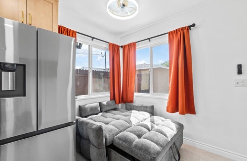 Tustin Apartment | Modern 1B1B Apt Full Kitchen Parking Laundry