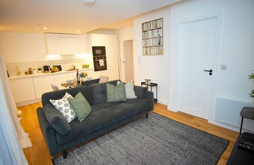 Eastbourne City Centre Apartment | Modern 1Bed Seaside Apt, Walk to Beach,Town,Train