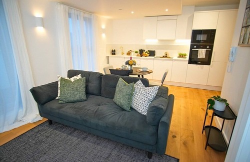 Eastbourne City Centre Apartment | Modern 1Bed Seaside Apt, Walk to Beach,Town,Train
