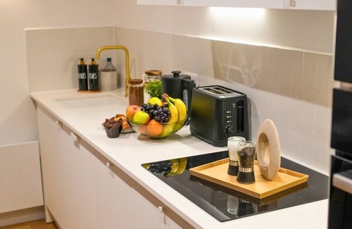 Eastbourne City Centre Apartment | Modern 1Bed Seaside Apt, Walk to Beach,Town,Train