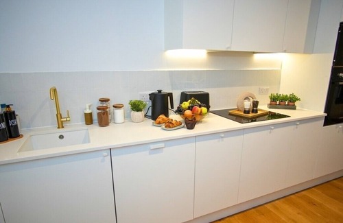 Eastbourne City Centre Apartment | Modern 1Bed Seaside Apt, Walk to Beach,Town,Train