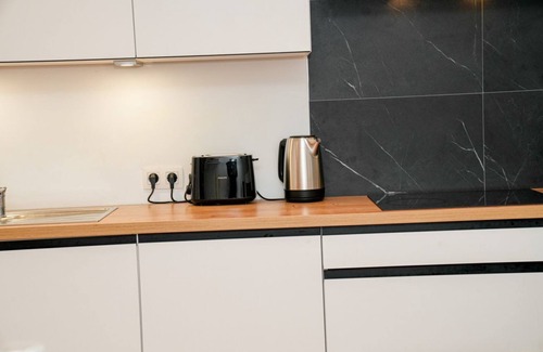Bloemekenswijk Apartment | Modern 1BR & 1LR Apartment | 15-Min Walk to Rabot