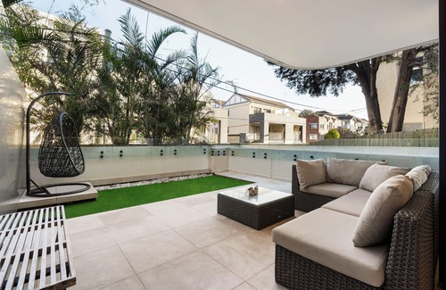 Coogee Apartment | Modern 1BR Abode w/Courtyard Steps to the Beach