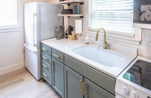 Lincoln Apartment | Modern 1BR Apartment USB-C Charging HEPA Air 30+ Day Stay