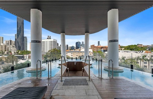 Fortitude Valley Apartment | Modern 1BR Apt with Gym Pool & Wifi
