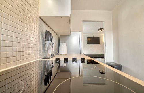 Walsall Apartment | Modern 1BR Apt – Netflix, Parking, M6 Access