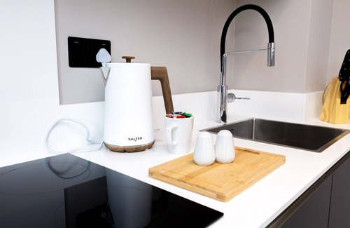 Holbeck Apartment | Modern 1BR Apt with City Views - Walk to Leeds CC