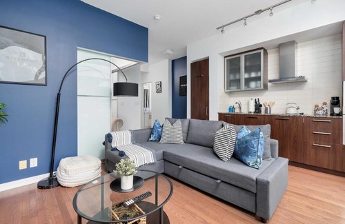 Toronto Entertainment District Apartment | Modern 1BR Condo Stunning Views Maple Leaf Square