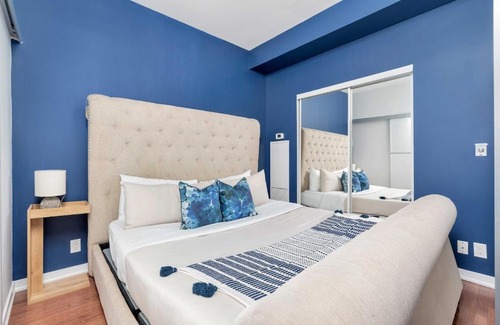 Toronto Entertainment District Apartment | Modern 1BR Condo Stunning Views Maple Leaf Square