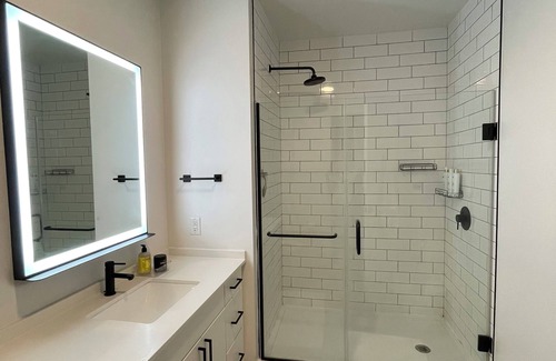 East Downtown Houston Apartment | Modern 1BR EaDo Gym, Pilates, Pool & Roof Lounge