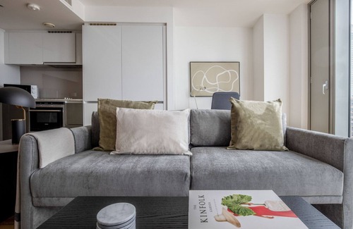 Canary Wharf Apartment | Modern 1BR in Carary Wharf nr shops and bars, by Blueground