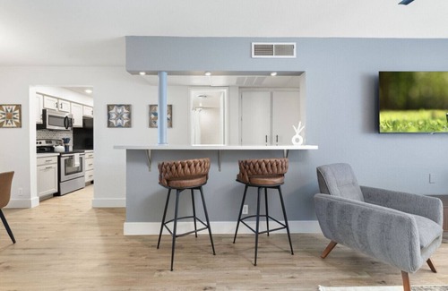 South Scottsdale Condo | Modern 1BR in Old Town | Heated Pool Access