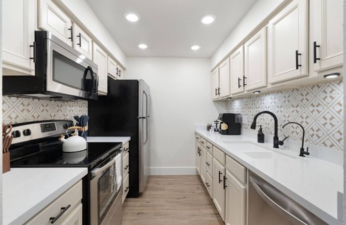 South Scottsdale Condo | Modern 1BR in Old Town | Heated Pool Access