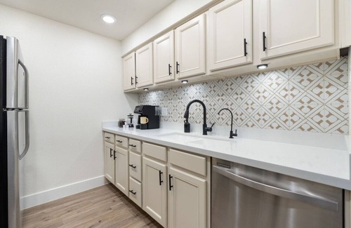 South Scottsdale Condo | Modern 1BR in Old Town | Heated Pool Access