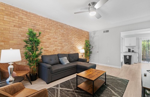 Hyde Park Apartment | Modern 1BR Near UT | Hyde Park | Evonify 6173