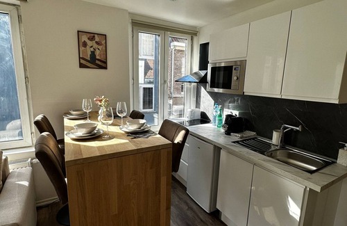 Patershol Apartment | Modern 1BR plus LR Apt Near Gravensteen