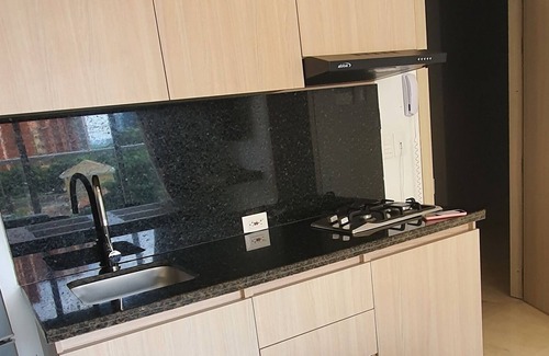 Riomar Apartment | Modern 1BR Queenbed Loft / Hot Water / Parking