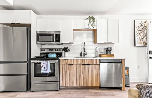 Old East Dallas Apartment | Modern 1BR Retreat, Near Downtown Dallas + Parking