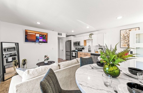 Old East Dallas Apartment | Modern 1BR Retreat, Near Downtown Dallas + Parking