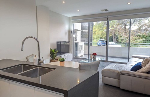 Curtin Apartment | Modern 1br split-level apartment