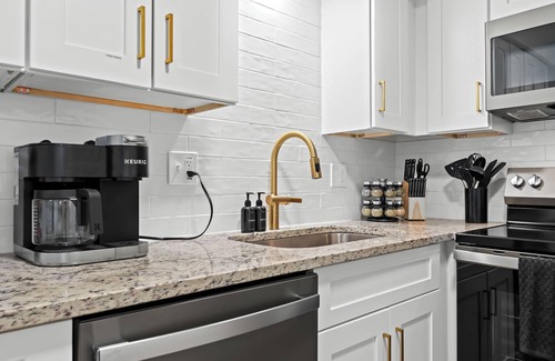 Royal Oak Apartment | Modern 1BR Upper Flat in Royal Oak