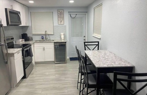 Parrish House | Modern 2/1 Sleeps 6 Quiet Dead End St 1/2 Acre Wow
