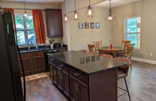 Rockbridge Cabin | Modern 2 BD cabin | hot tub | Games | Central Loc