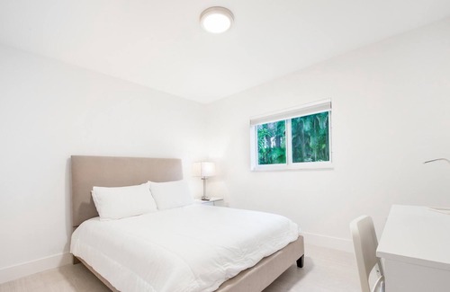 Coral Gables House | Modern 2 BDRM Unit with Parking in High Pines