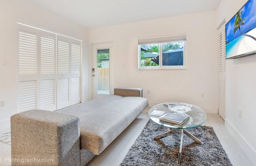 Coral Gables House | Modern 2 BDRM Unit with Parking in High Pines