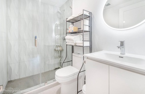 Coral Gables House | Modern 2 BDRM Unit with Parking in High Pines