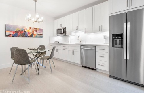 Coral Gables House | Modern 2 BDRM Unit with Parking in High Pines