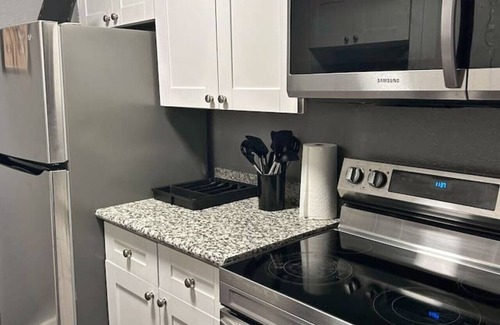 Greater Heights Apartment | Modern 2 Bed 1 Bath near Downtown & Farmers Market