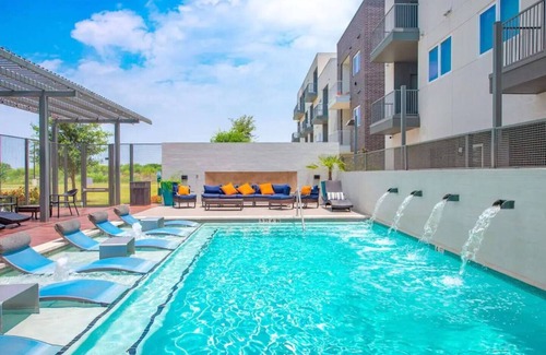 Pflugerville Apartment | Modern 2 bed 2 bathroom apt - 3 beds. Parking - Gym - Pool - Desk