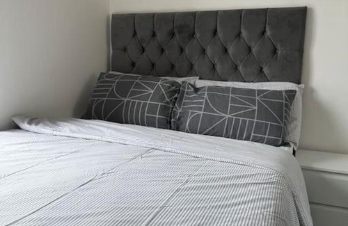 Belvedere Apartment | Modern 2 bed 2 bath Flat Close to Train station