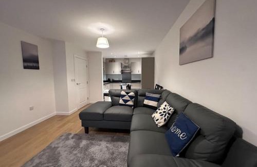 Belvedere Apartment | Modern 2 bed 2 bath Flat Close to Train station