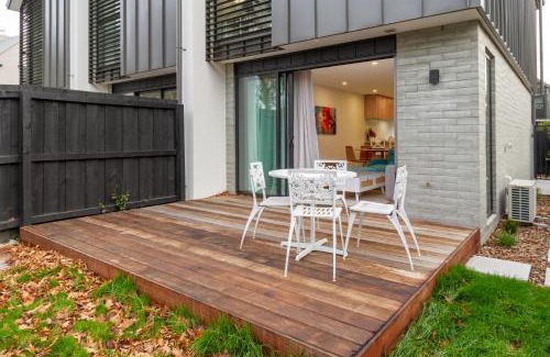 Riccarton Apartment | Modern 2 Bed 2 Bath Opposite Hagley Park